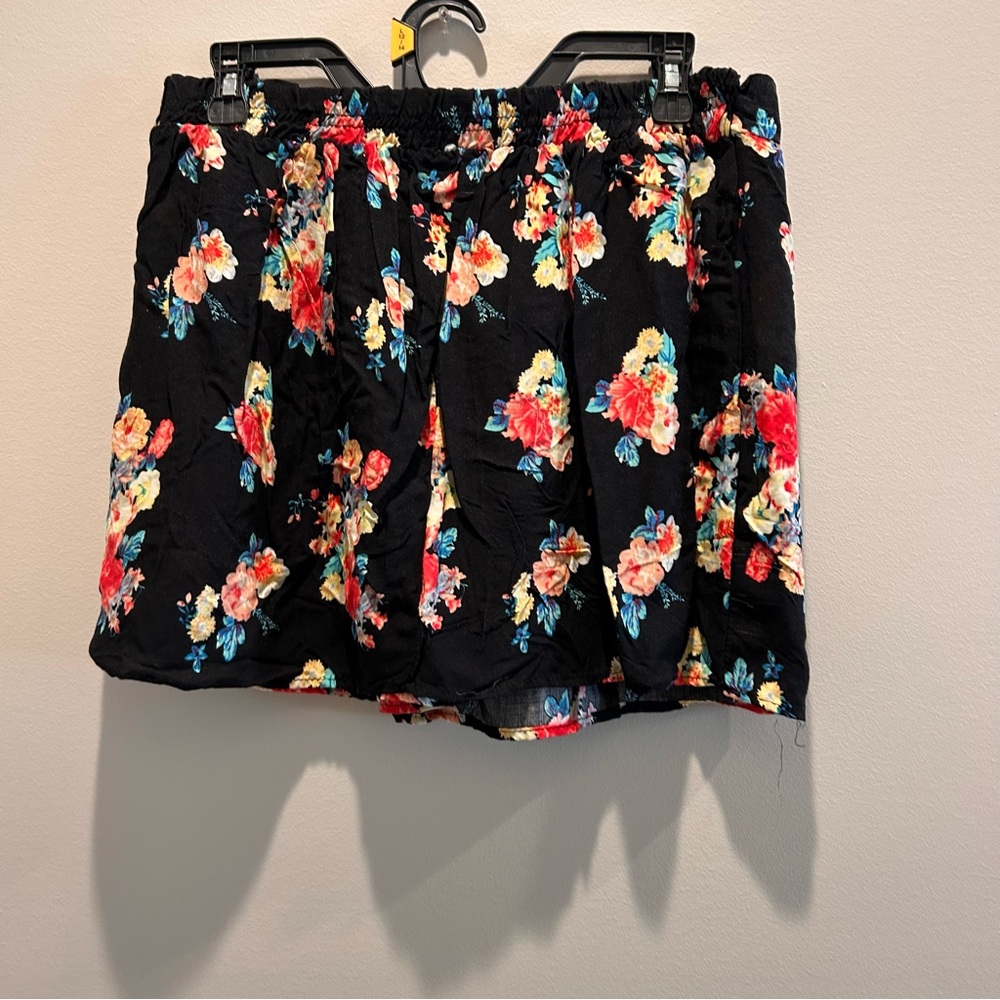 Wet Seal flowered  mini skirt-  elastic band - size Medium